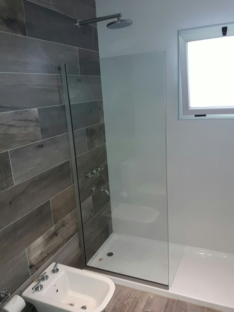 Mampara de ducha de paño fijo, en vidrio templado o laminado