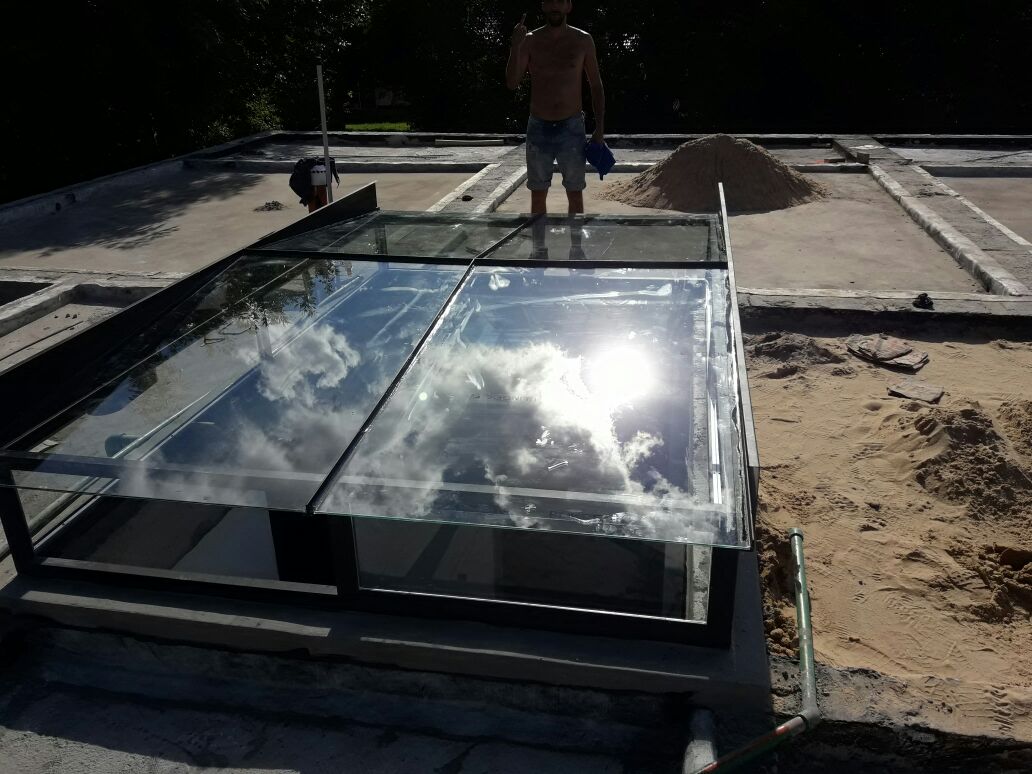 Claraboya de vidrio instalada sobre la losa de una casa